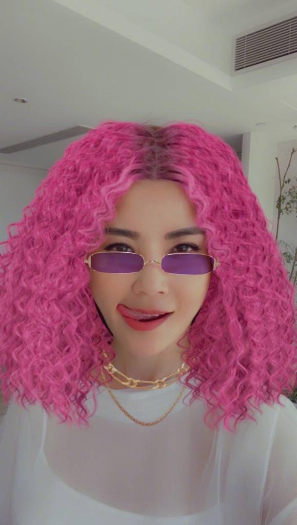 蔡卓妍晒搞怪自拍 称粉色爆炸头造型灵感来自张蔷_切换_造型_粉色