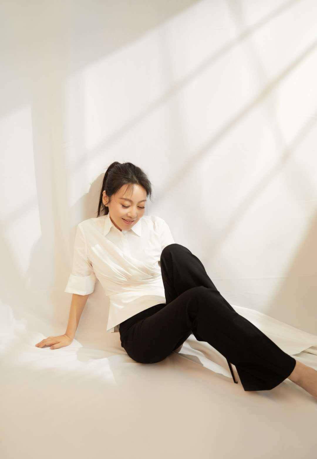 穿高腰短裤大秀漫画腿,跟王莎莎同框稳赢_造型_喇叭_显得