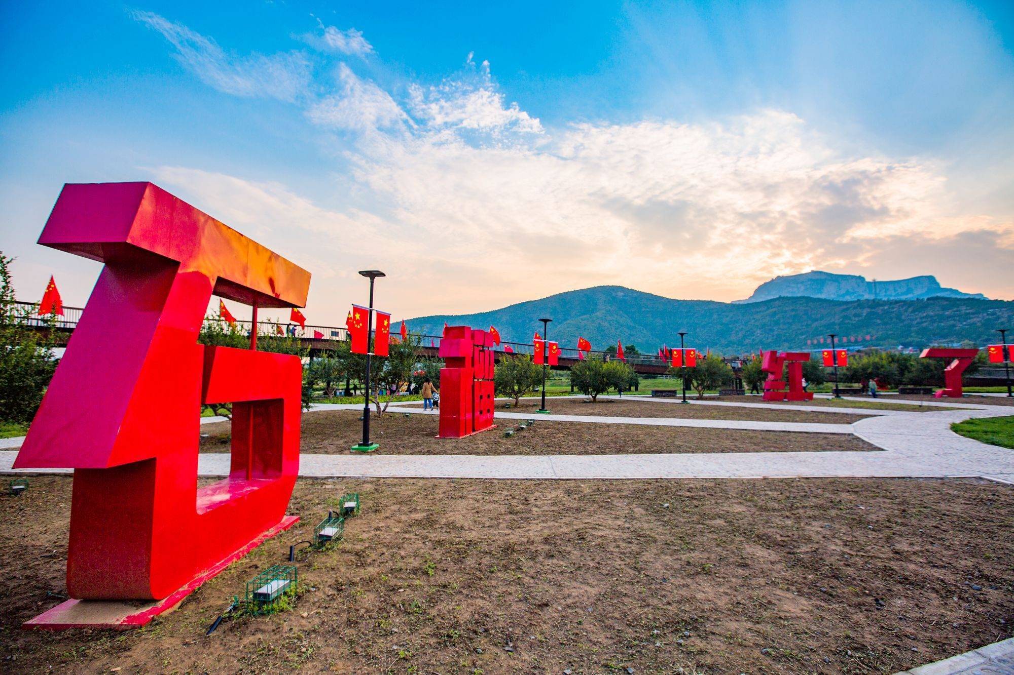 石家庄鹿泉石榴红了主题公园,秋季风景如画,吸引众多游客来游玩_视野