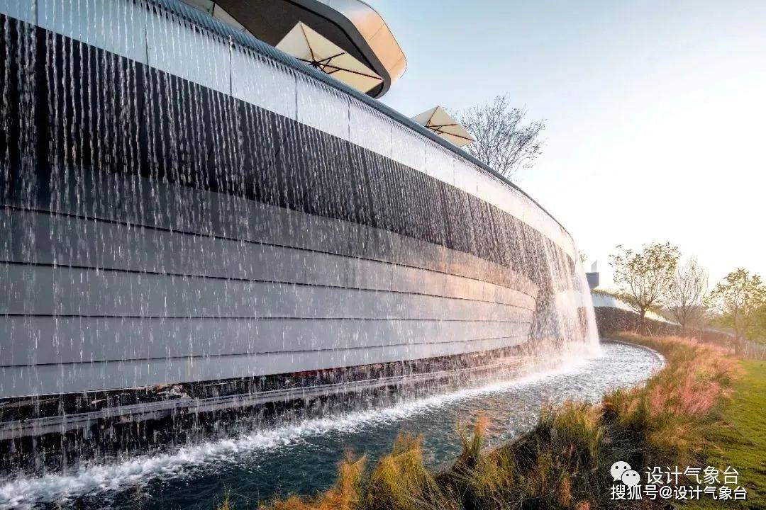 studio设计团队依托场地原有山坡,打造了一座长达50米的弧形水景瀑布