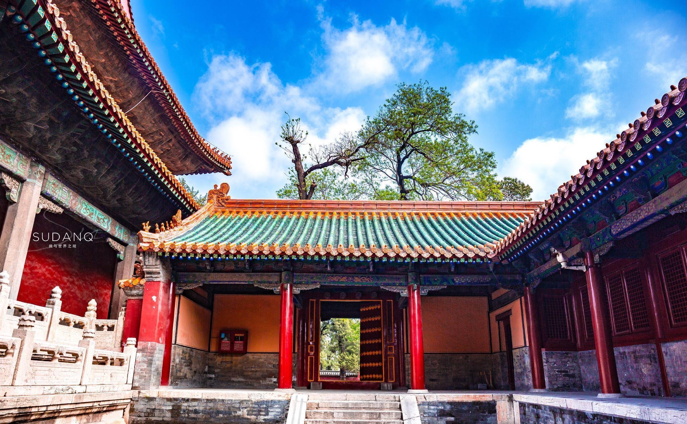 它是中国三大古建筑群之一,四大文庙之一,已有2400多年历史