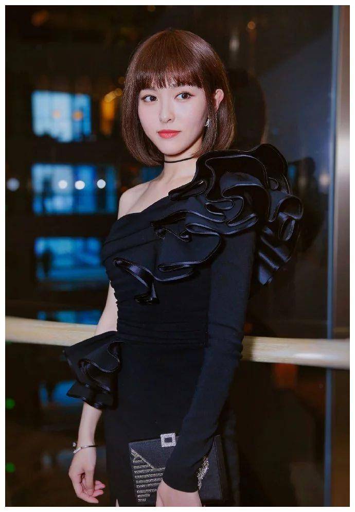 唐嫣公开怀孕后首现身,小香风穿衣很养眼,准妈妈越发有女人味了_时尚