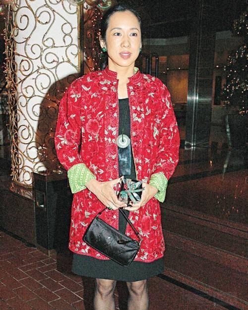 郭晶晶婆婆朱玲玲穿旗袍显时尚,配贵妇头端庄大气,不愧真豪门_款式