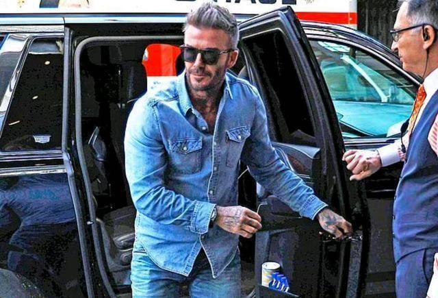 47岁小贝牵妻子街拍,穿西装超有型!