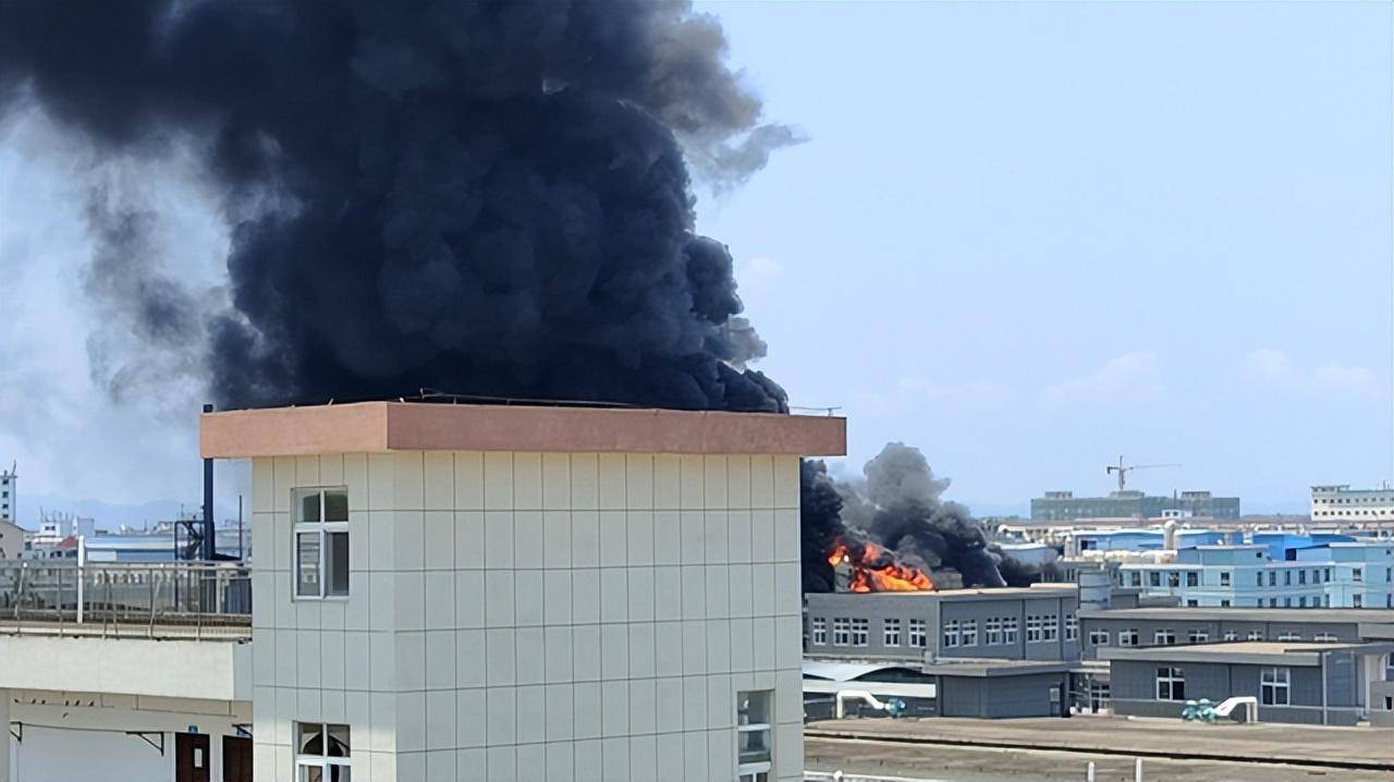 苏州工业园区一屋顶冷却塔着火——楼方舟_火灾_影响_灭火器