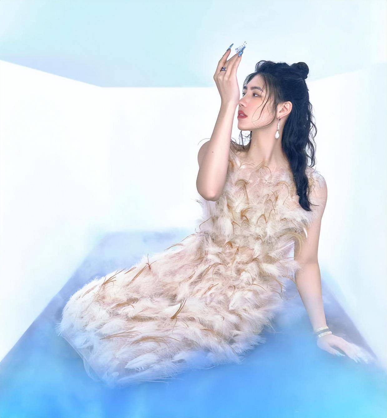 翩若惊鸿,婉若游龙,网友:肤白貌美_张宇菲_游泳_照片