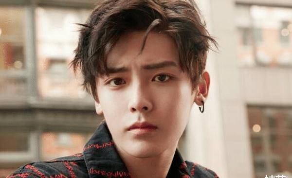 部队大院里面长大的侯明昊,是阳光帅气的小伙子,也是优秀的明星_一面