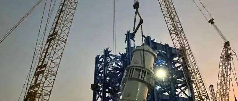 宝钢湛江钢铁氢基竖炉系统产品冷却器顺利吊装_宝冶_设备_基础