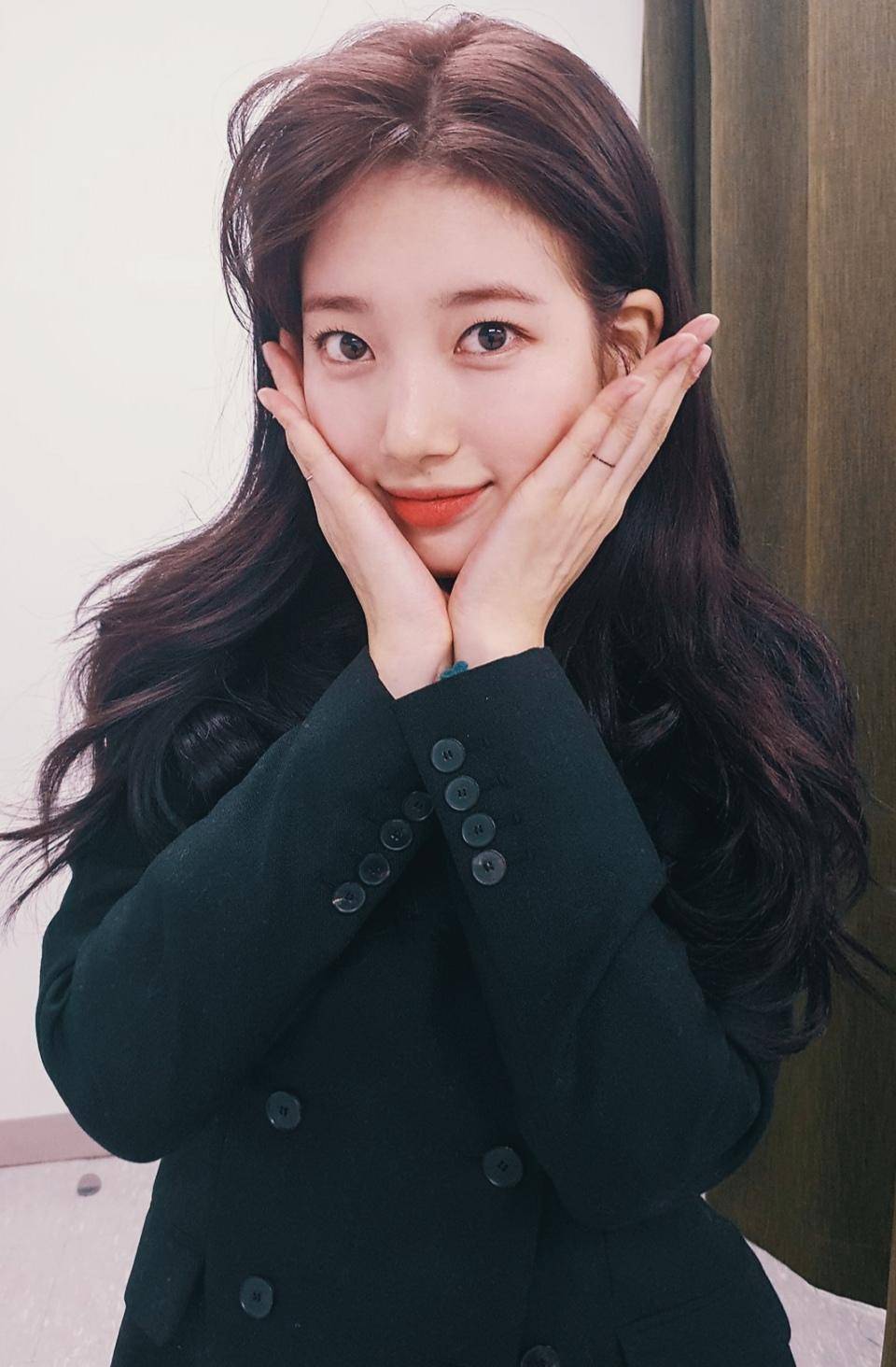 当女明星上演捧脸杀,古力娜扎眼神迷人,赵丽颖简直萌化了我的心_动作