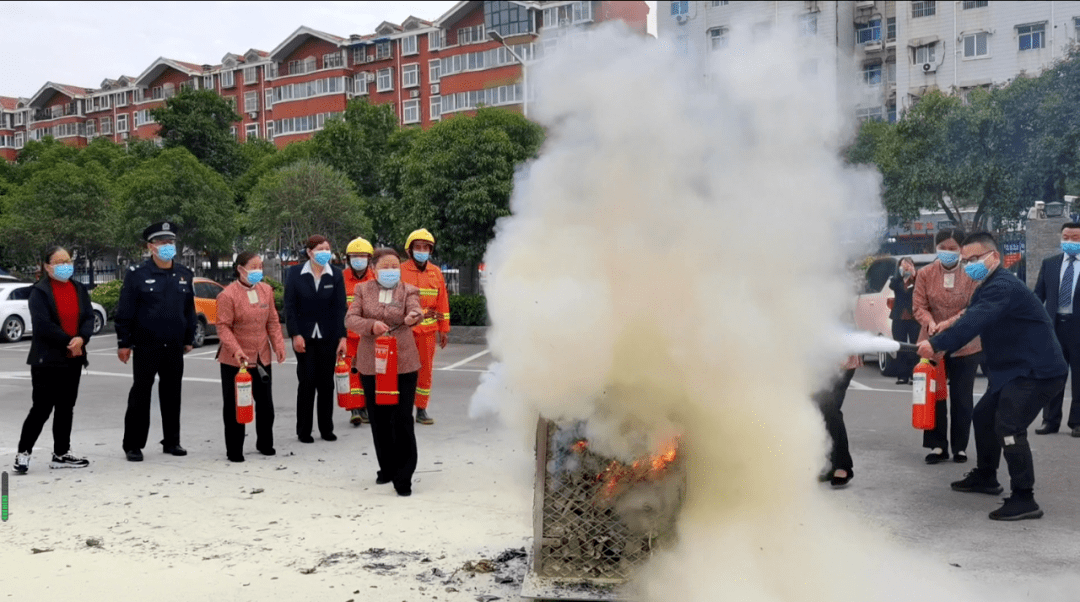 许昌三国大酒店举办消防 反恐实战演练_员工_进行_疏散