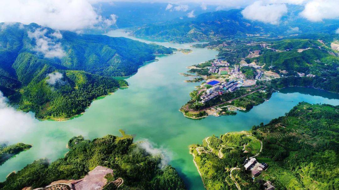 百丈镇位于泰顺西北部,飞云湖上游,在拥有绝美湖光山色的同时,更是