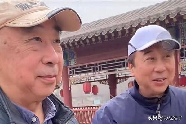 63岁冯巩与兄姐同镜！三人五官如克隆，网友调侃似连连看