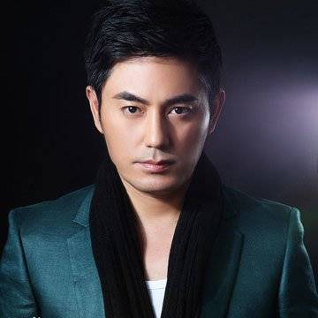 45岁的牟凤彬"蒙丹"近照,颜值变高成不老男神,身边跟大眼萌娃_感情