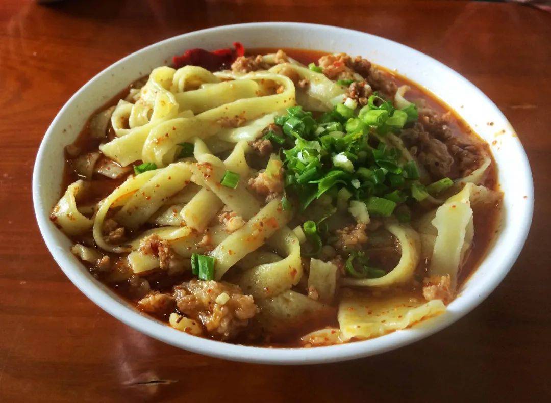 我喜欢面条吃食,绿豆粉不是面,但有面的形;它虽不及面的筋道,但有面的