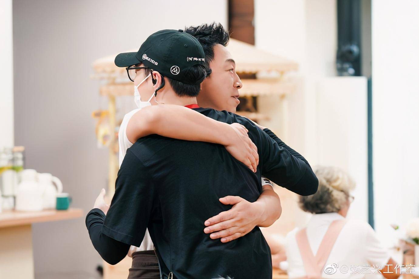 看到张艺兴的黄渤眼神都变了,眼角都带着笑意.