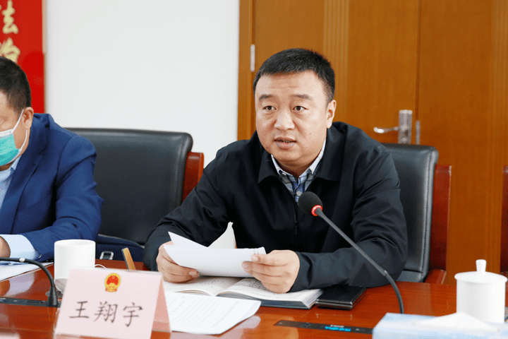 区政府副区长王翔宇所作的关于"加强城市管理议案办理情况的报告"的