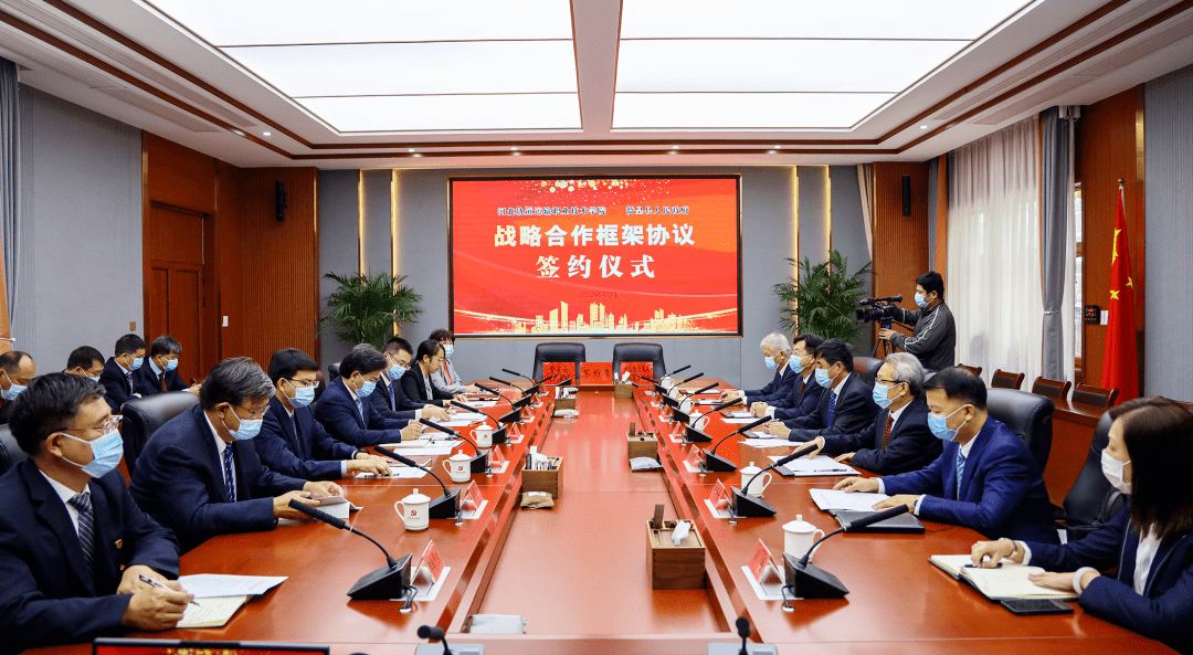 县政府副县长张晴主持签约仪式