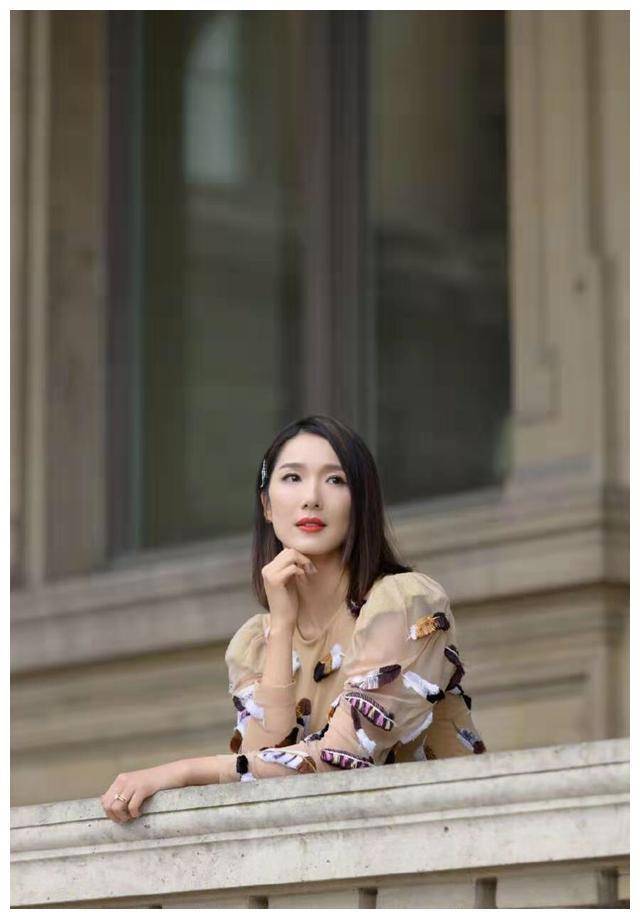 王祖蓝妻子李亚男太会穿,一袭裸色长裙气质出众,175身高太显眼_感觉