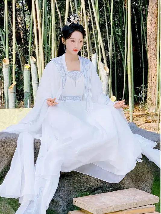 90后小花待播古拆外型，赵露思杨紫成“双胞胎”，鞠婧祎复造粘贴