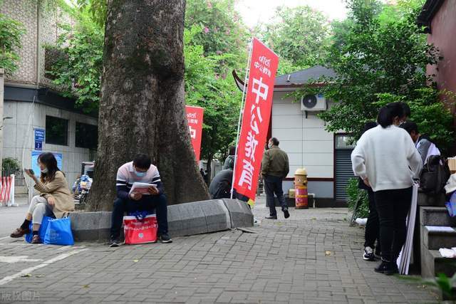 承诺考试“不过包退”失了联系 百多学员向中公