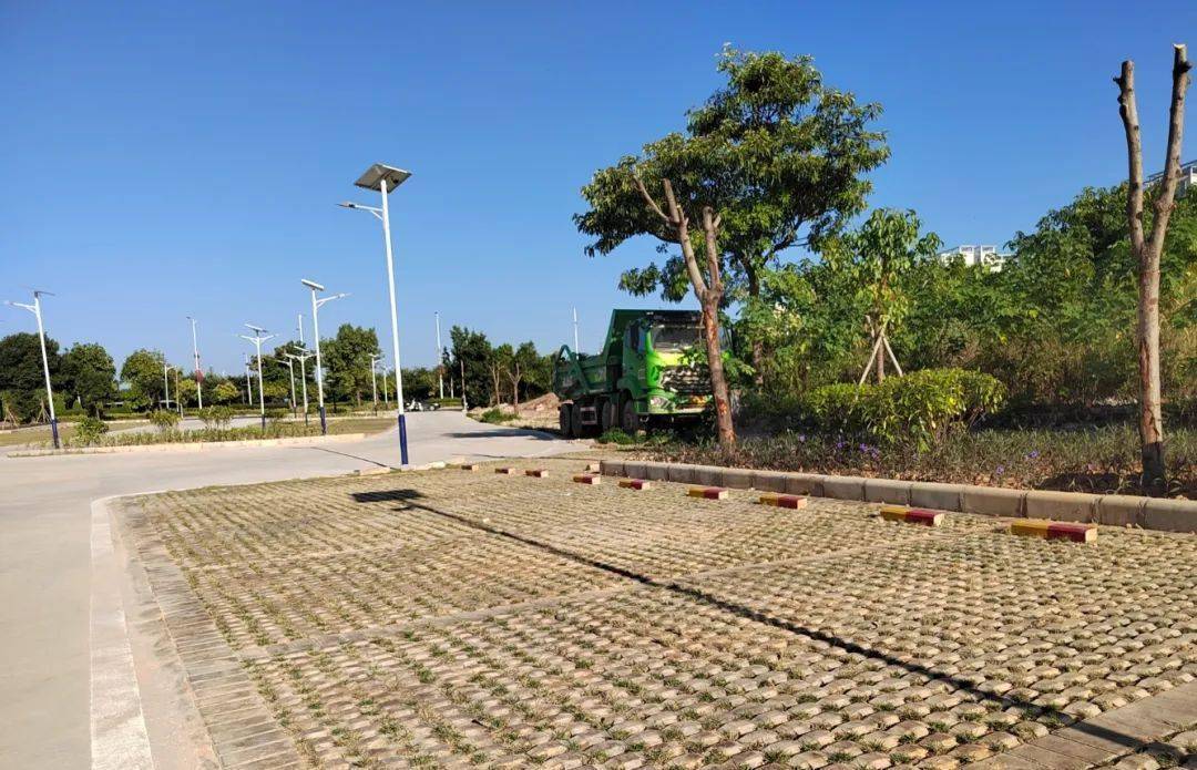 10月12日,记者来到观背村停车场,只见一个个停车位已铺装完毕,路面上