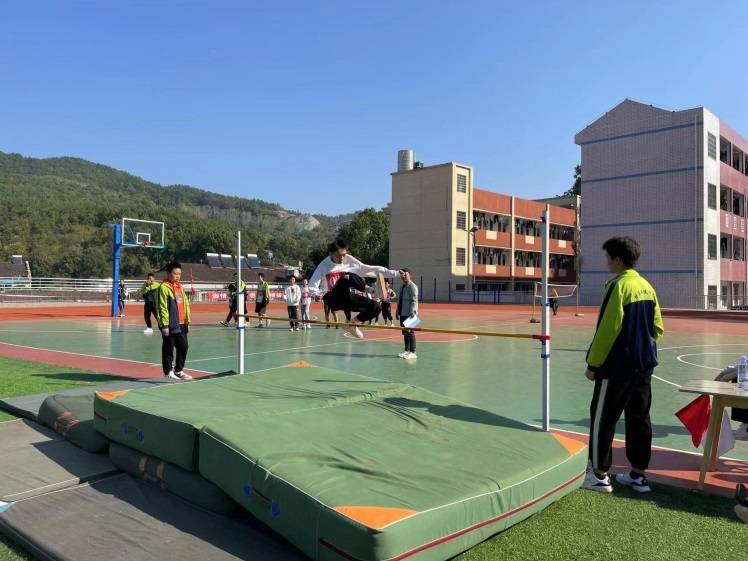 澧县甘溪滩镇中学举行第58届校园田径运动会_比赛_腾空_精神