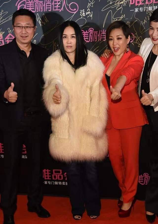 那英姐妹团走红毯,她穿貂像大姐,李静西装内秀曲线,蒋雯丽最土_感觉