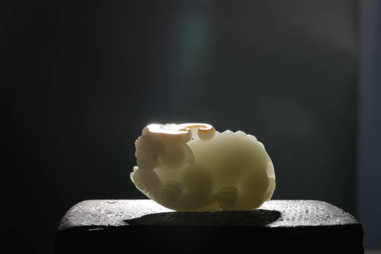 和田玉籽料 红皮白肉 招财貔貅 海派玉雕大师黄杨洪作品_朝隆_玉石
