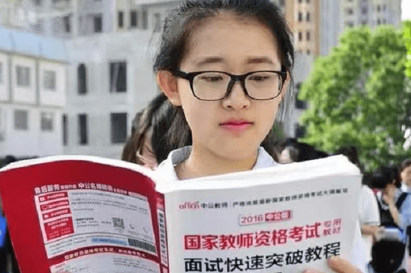 新政策中提到,专科学历可以报考幼儿园,小学教师资格证,本科以上学历