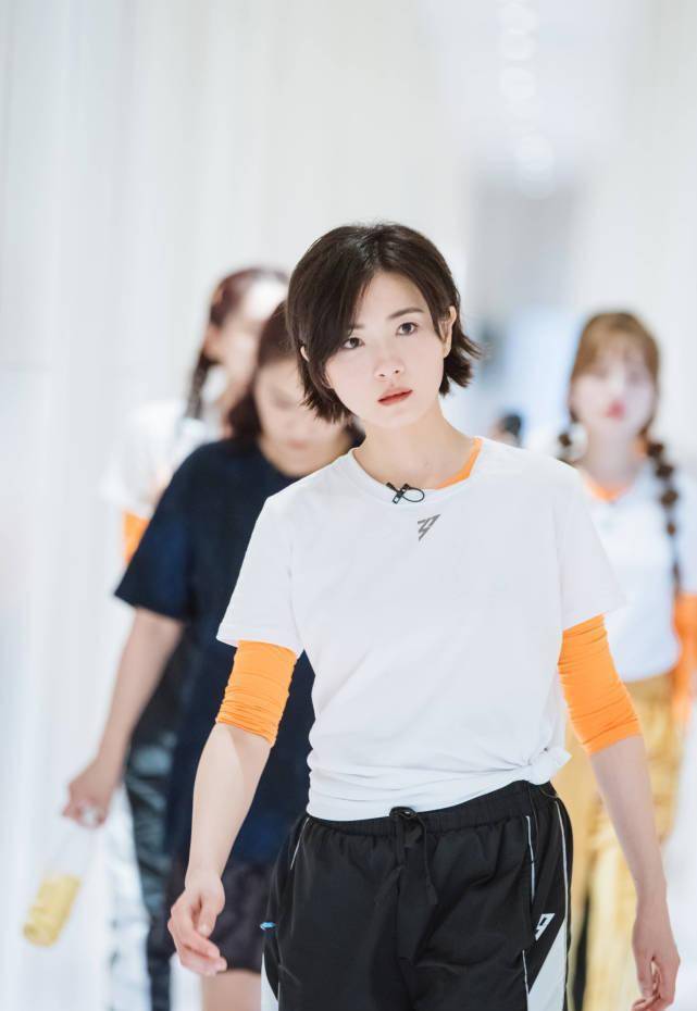 朱婧汐为她写歌,许飞这样夸她,她真的是团宠了吧?_万茜_节目_姐姐