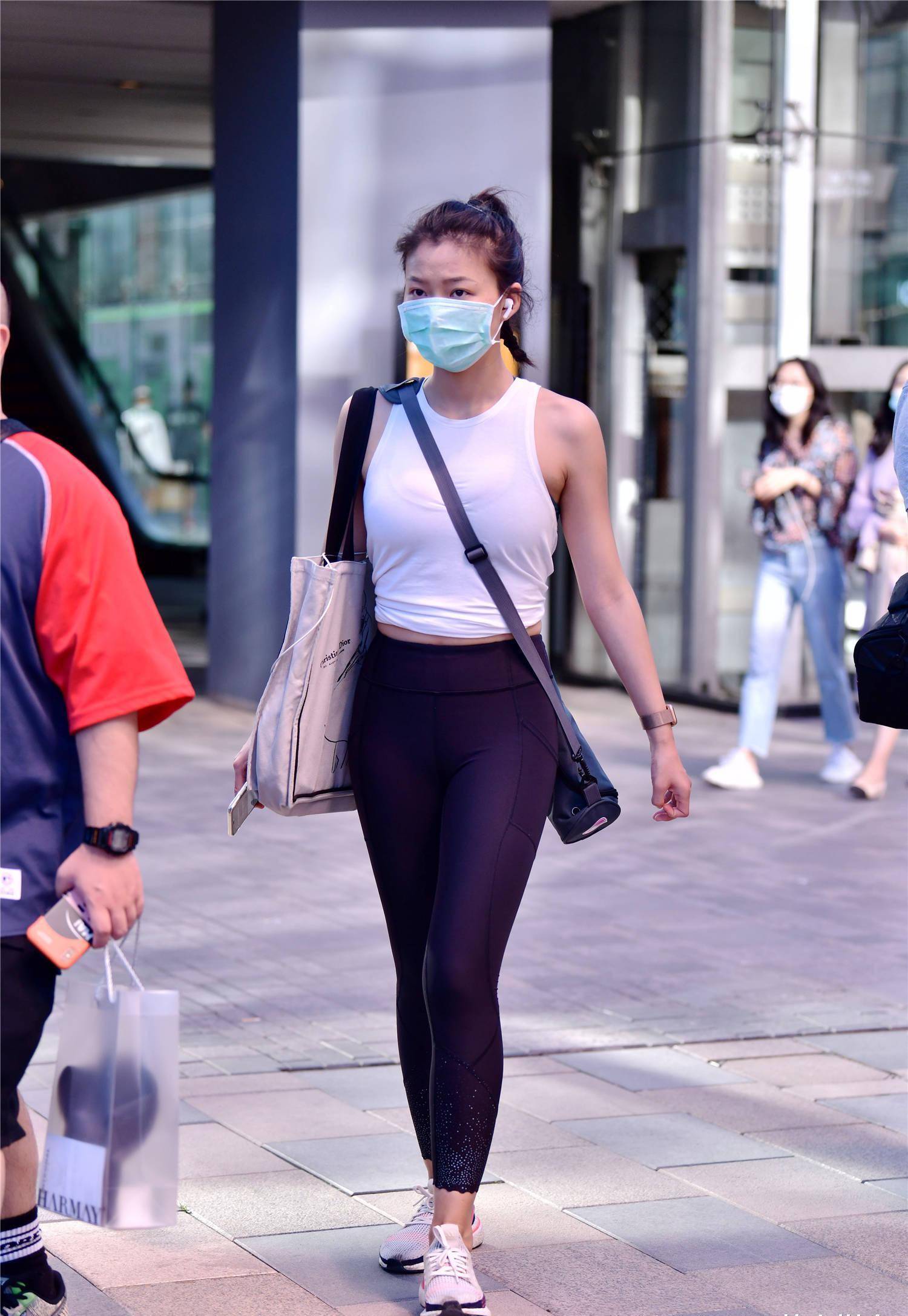 喜欢健美裤的美女很多,她们锻炼身材,是为了更好穿着漂亮衣服_白色