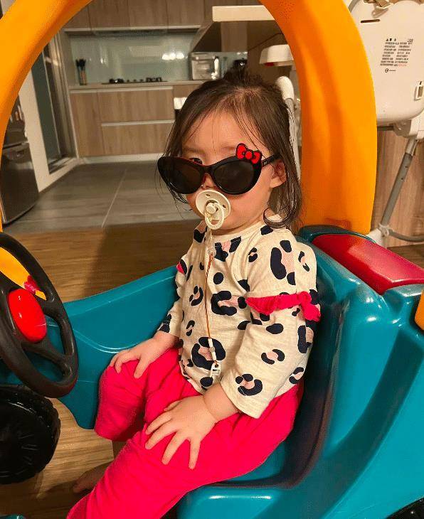 郭美女向佐女儿正面照曝光,颜值一般像普通人,不像父亲和母亲!