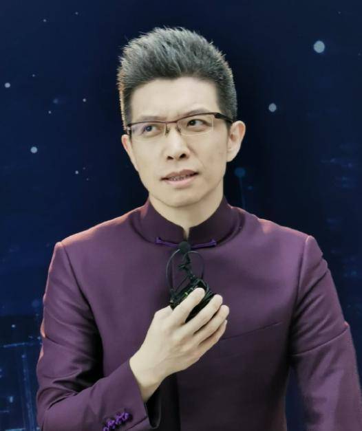 央视主持人朱广权:走红网络成新闻界的段子手,硬核实力令人钦佩