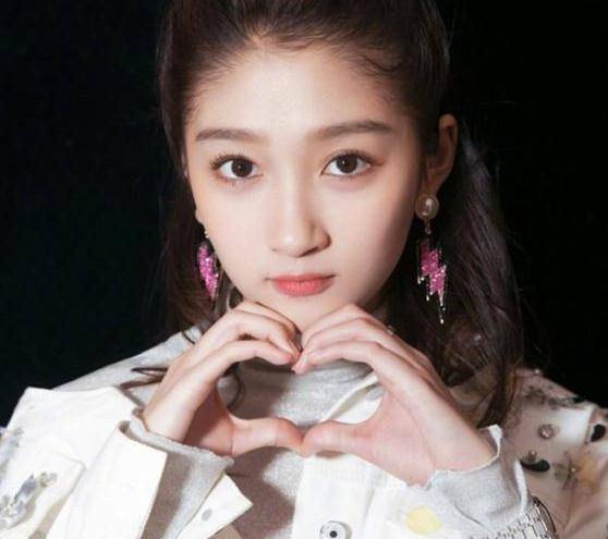 明星们的比心方式太特殊!