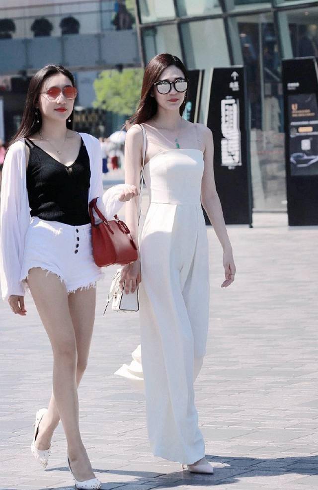 街拍美女:高颜值的姐妹花,搭配都很有气质_时尚_的设计_白色