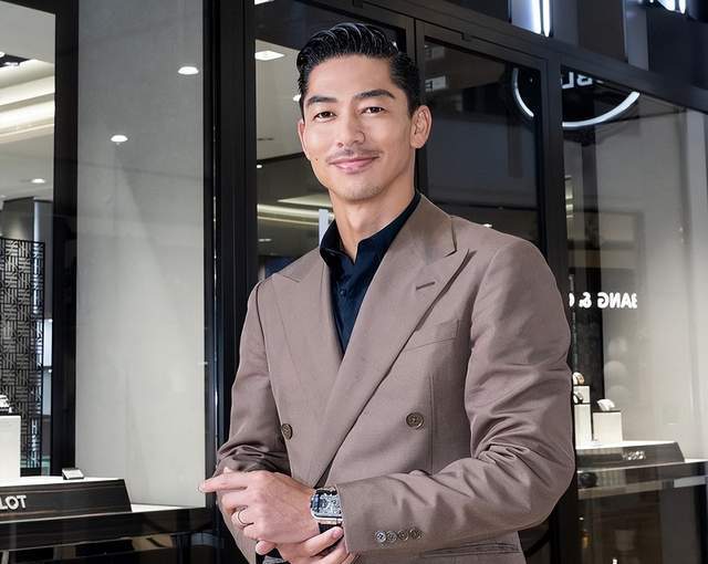 身穿一套笔挺的西服,梳着招牌式的油背头,以及日本人最喜欢留的板刷胡