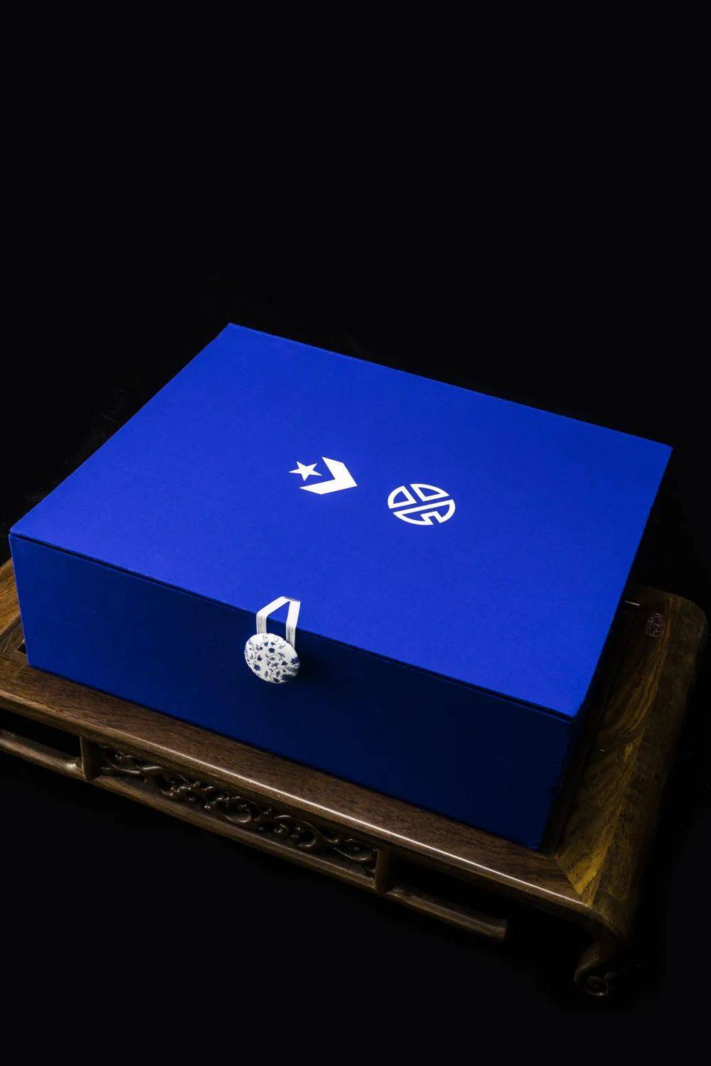 张艺兴脱衣狂舞上热搜!竟然就为一双鞋…_方巾_青花瓷_设计