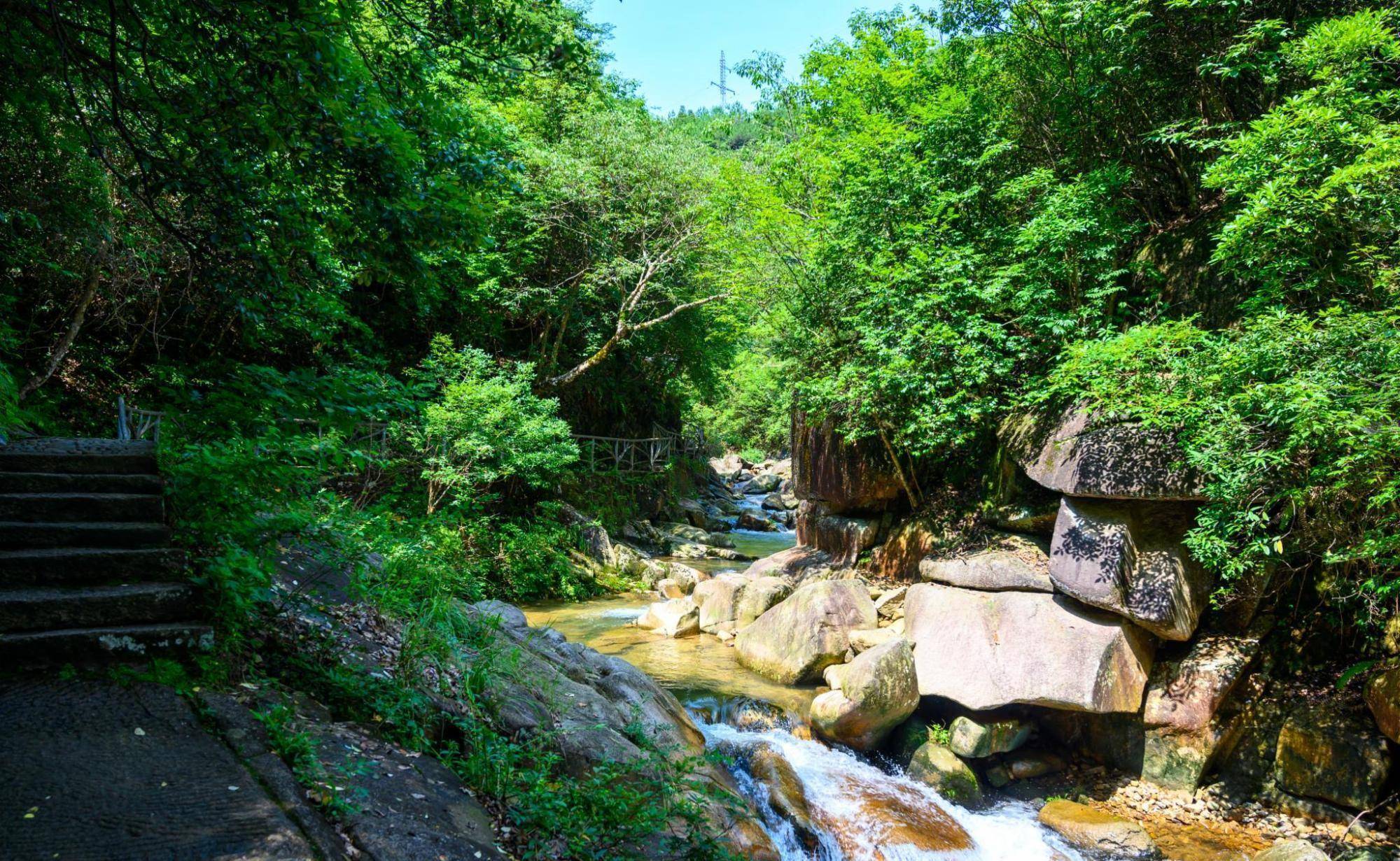 浙江有座奇特的飞瀑，巨石横跨瀑布之上，被誉为“天下第一奇观”
