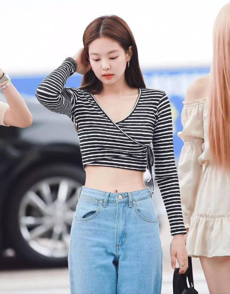 今年25岁的金智妮,在blackpink团体中担任主唱舌及领唱