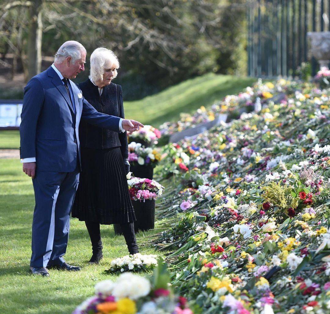 亲王去世后查尔斯首公开露面,卡米拉掩面哭泣,他哭成"