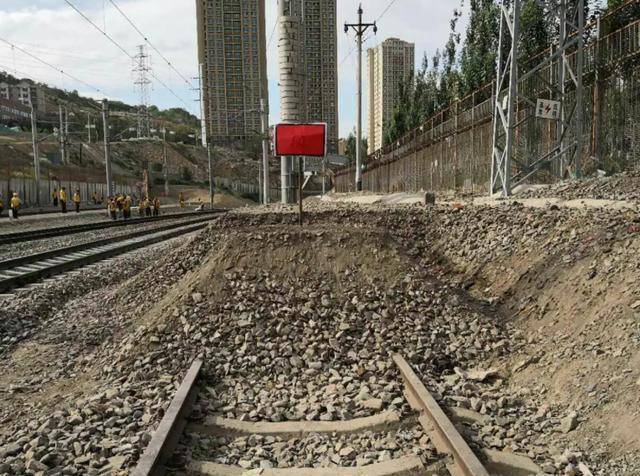 1982年火车司机为自家盖房子,合伙4人偷枕木,导致列