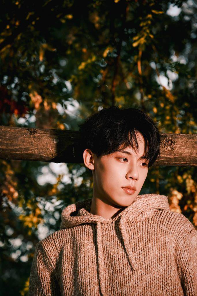 周奇发布一组黄昏落日写真 温暖少年自带治愈力量