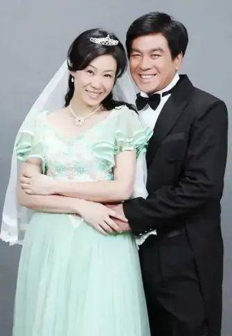 朱青阳出生于1991年,父母是福州话剧团的同事,他的原生家庭艺术气息
