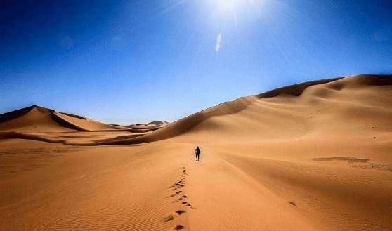 为啥在沙漠迷路不能走直线？导游：越走越错，白白浪费力气