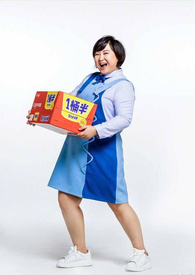 贾玲用衬衫和背带裙进行叠穿,考虑到要用同一色系,所以在颜色方面并没