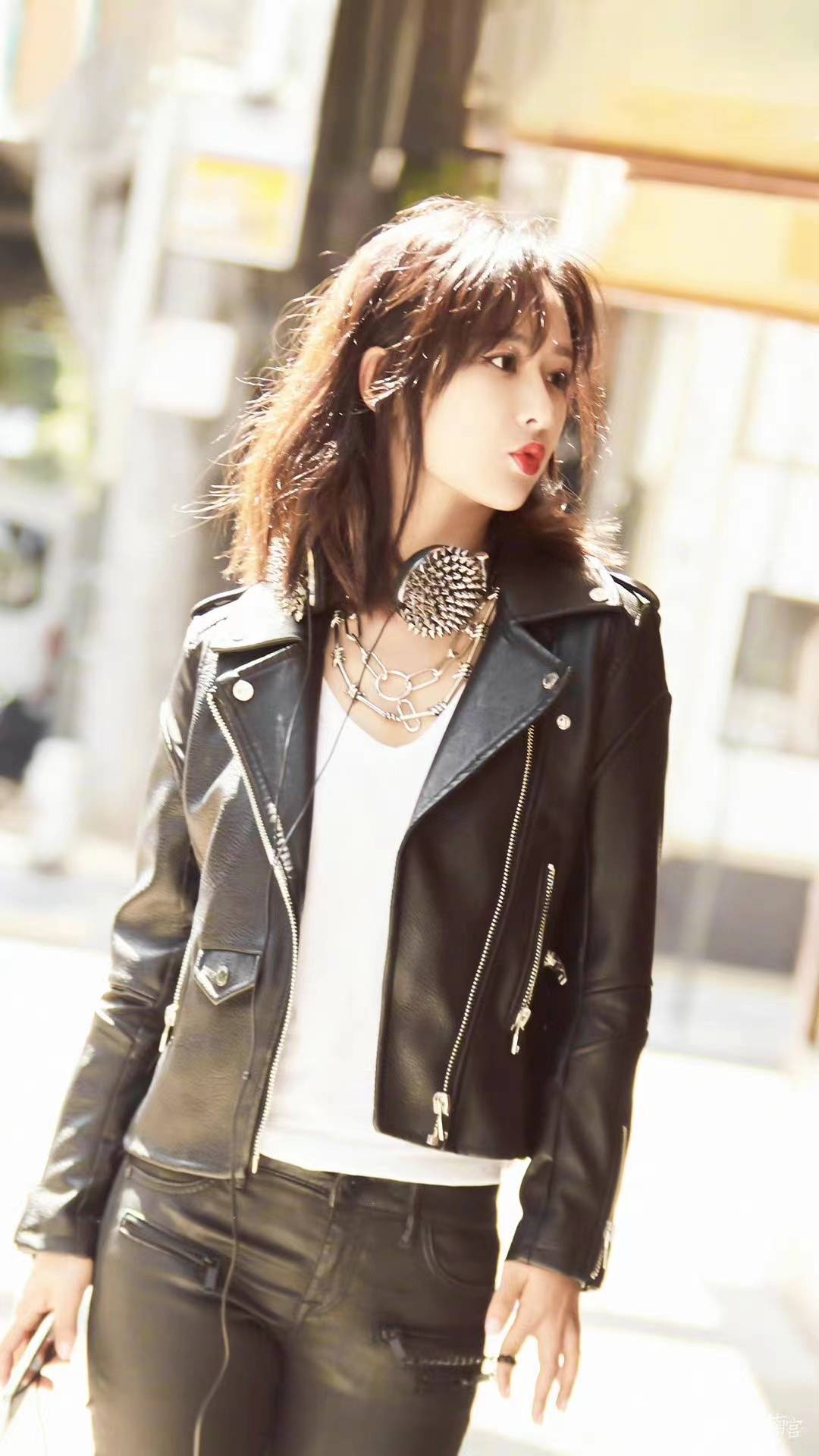杨紫摇滚范儿穿搭,黑色修身皮衣配瘦腿小脚裤,酷飒感十足_金属链_效果