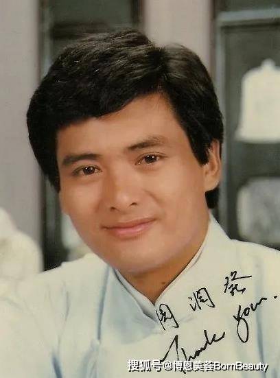 从年轻的时期的周润发的照片可以看到,周润发年轻的时候并没有出现