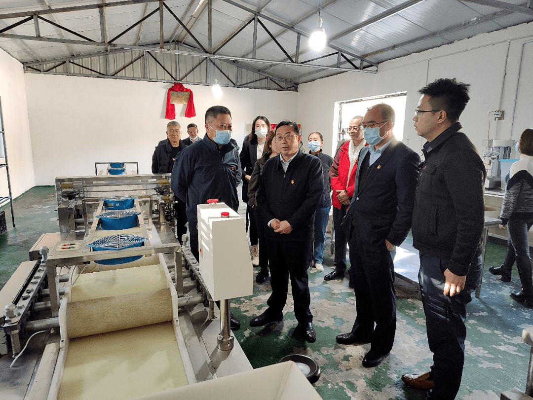 在炉霍县县长邓建光的陪同下,陈董一行考察了民生银行帮扶的青稞加工