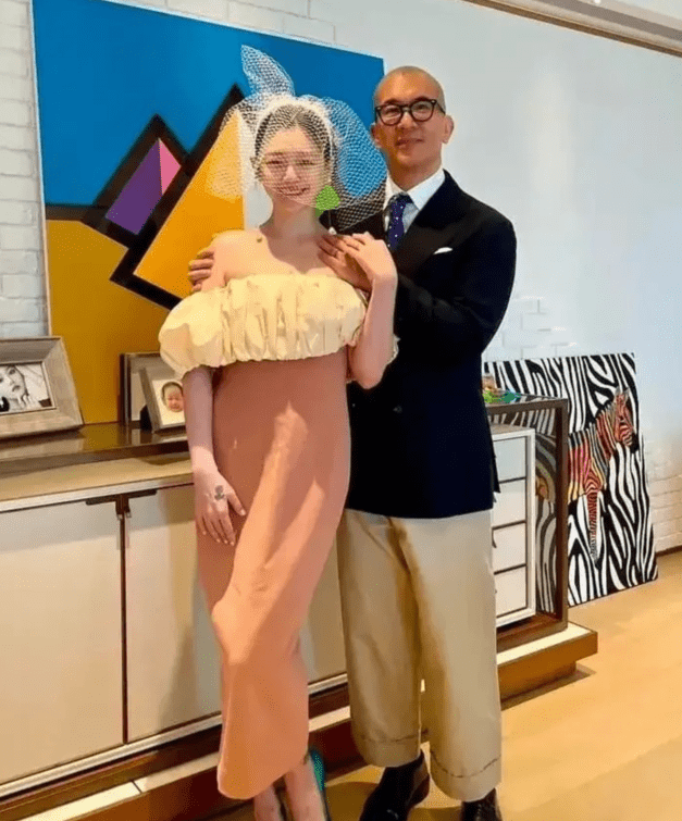 网传汪小菲家暴女友张颖颖,女方深夜报警,照片显示手脚都有淤青_消息