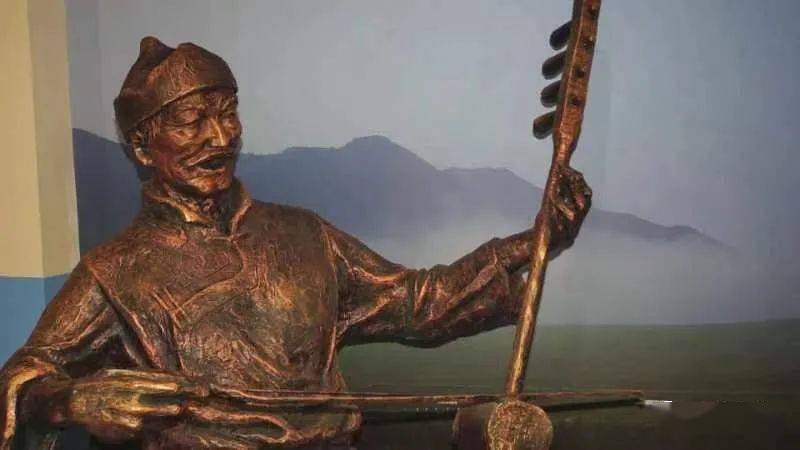 有伴奏乐器的又分为"潮仁乌力格尔"(潮尔伴奏)和"胡仁乌力格尔"(胡尔